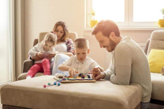 ouders spelen met kinderen