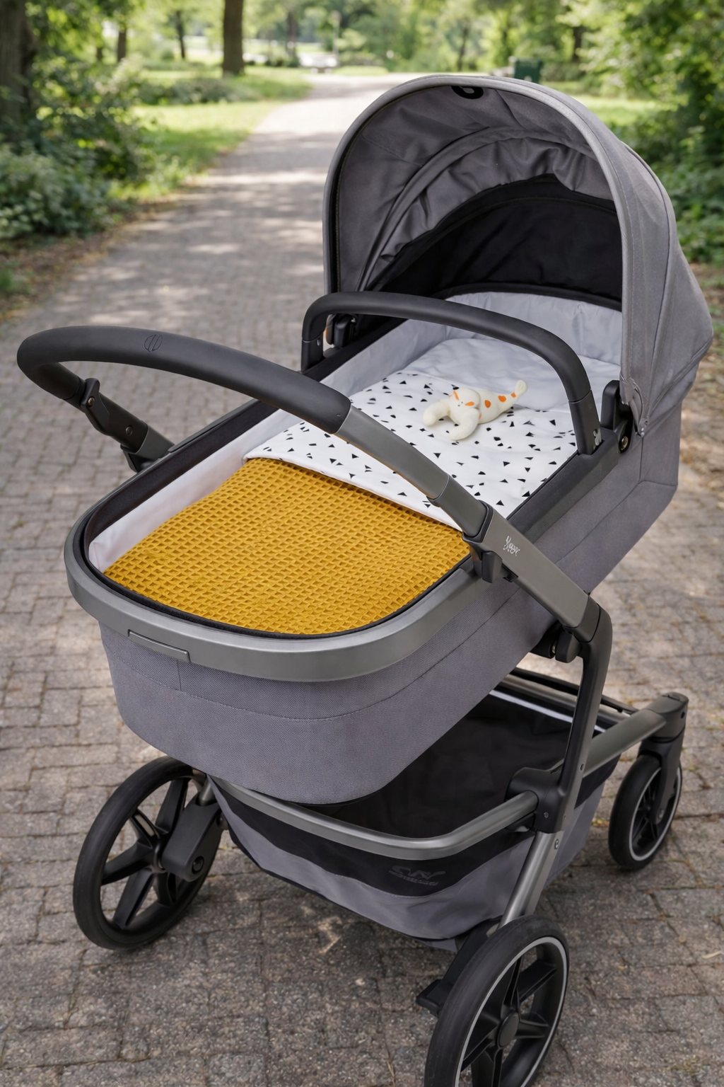 Voorpagina kinderwagendeken in kinderwagen